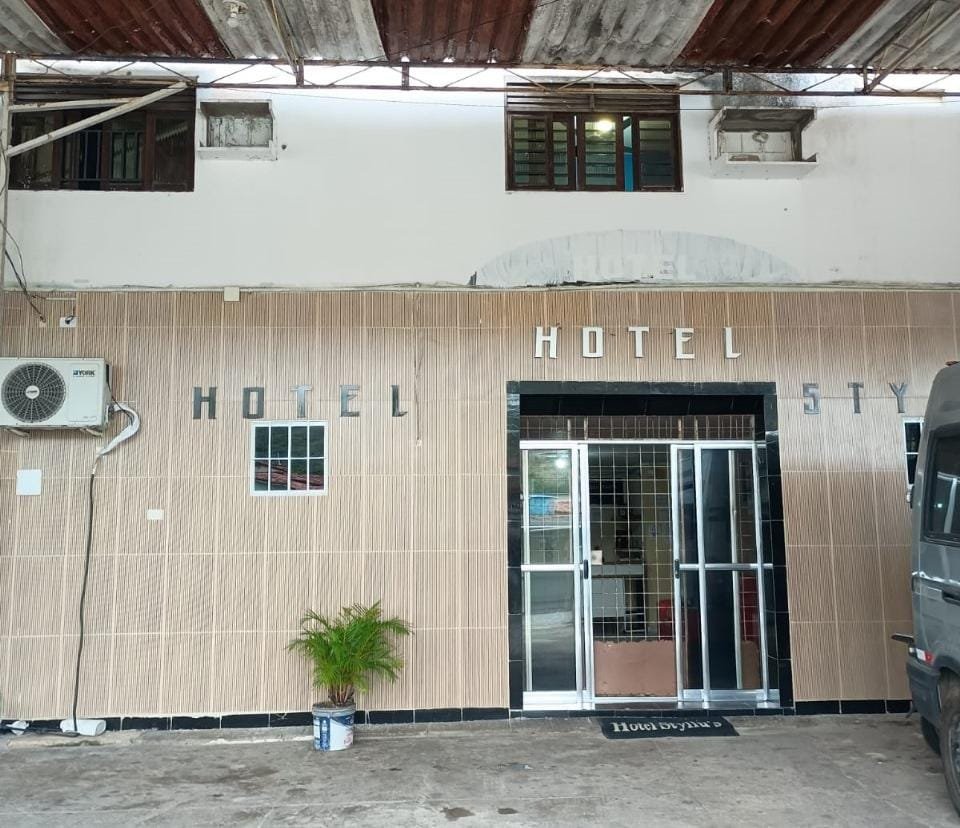 Entrada do hotel com fachada iluminada