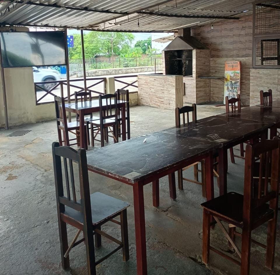 Restaurante do hotel com mesas