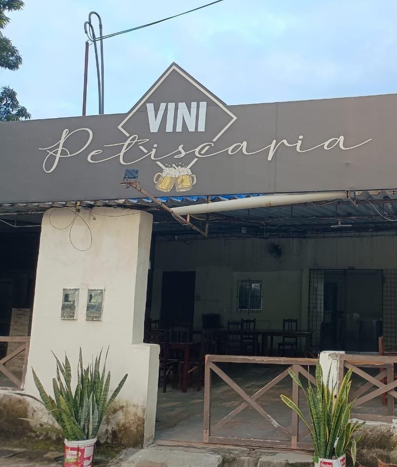 Área do restaurante com mesas